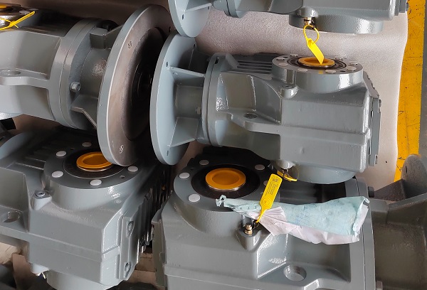 KA47DRN100LS/2.2KW/67RPM伞齿轮减速机在浮选机上