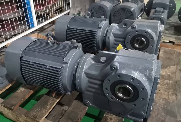 KH57T/DRN100LS4/1.1KW伞齿轮减速机在螺旋送料机上