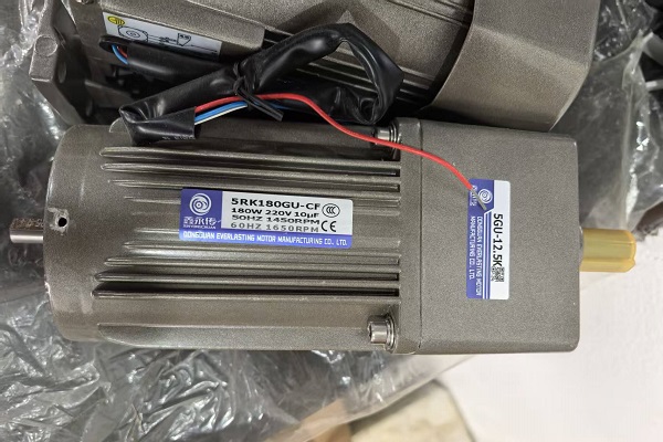 6IKR300RGN-A+6GU180KRA-C减速电机用在小型食品加工设备上