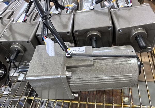 6IK300GU-UF微型减速电机用在拌料机上