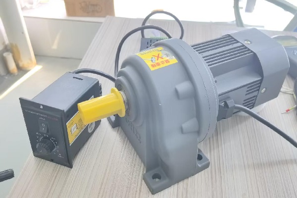 小型游乐旋转机构减速电机,750W立式齿轮减速马达.jpg