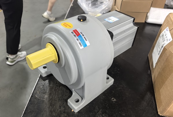 鞋机电机减速机,GH28齿轮减速电机750W.jpg