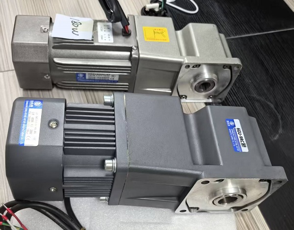 轨道烘干炉电机减速机,5IK60RGN-C+5GN12.5K-RC中空直角减速电机.jpg