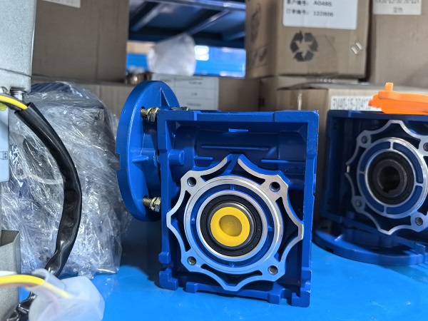 斗式提升机电机减速机,NMRV50-60-71B5蜗轮减速机.jpg